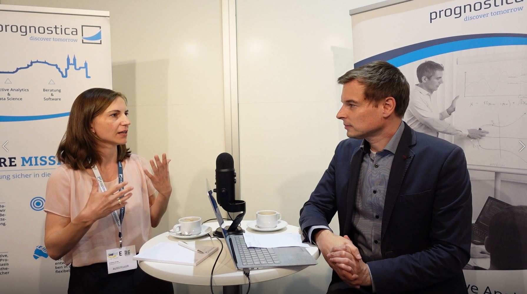 Dr. Kristina Krebs und Arne Müller im Gespräch bei prognosticas LogiMAT-Stand